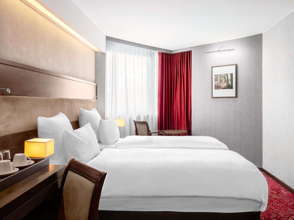 Habitación Deluxe con cama king size o dos camas individuales del hotel Movenpick Sarajevo. Foto 7