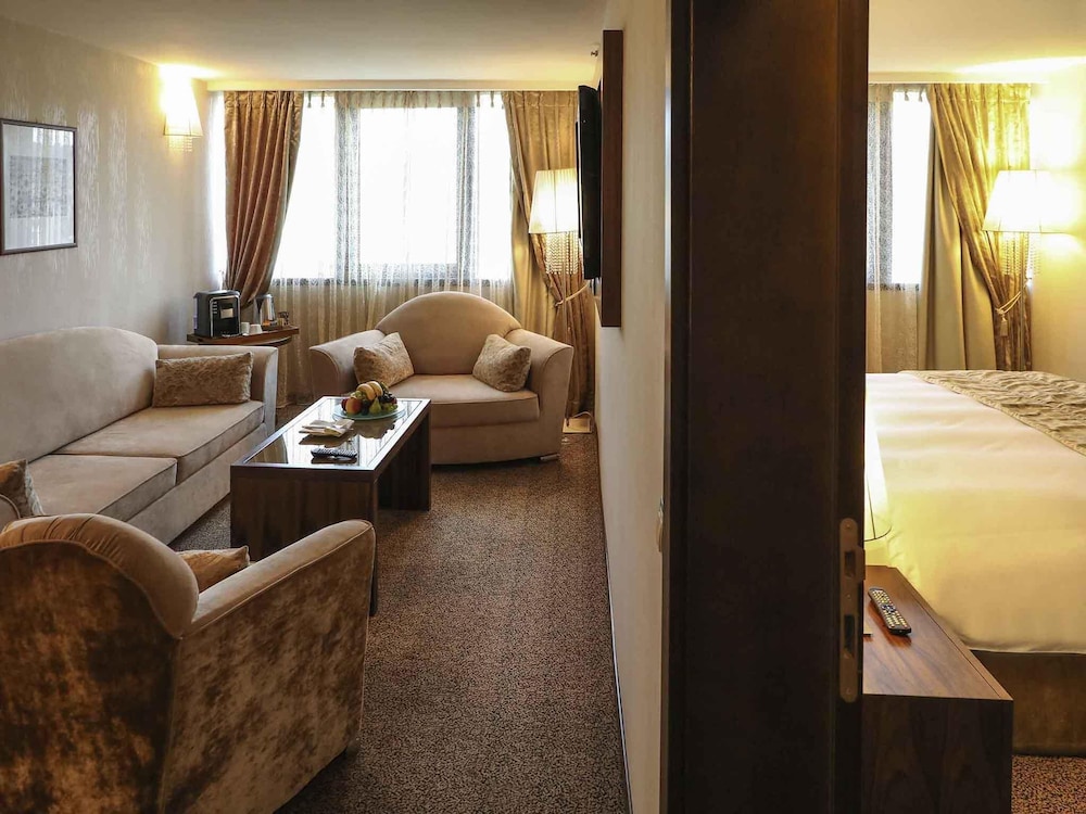 Suite Junior con cama king size y sofá; lado del río, salón independiente; Jacuzzi del hotel Movenpick Sarajevo
