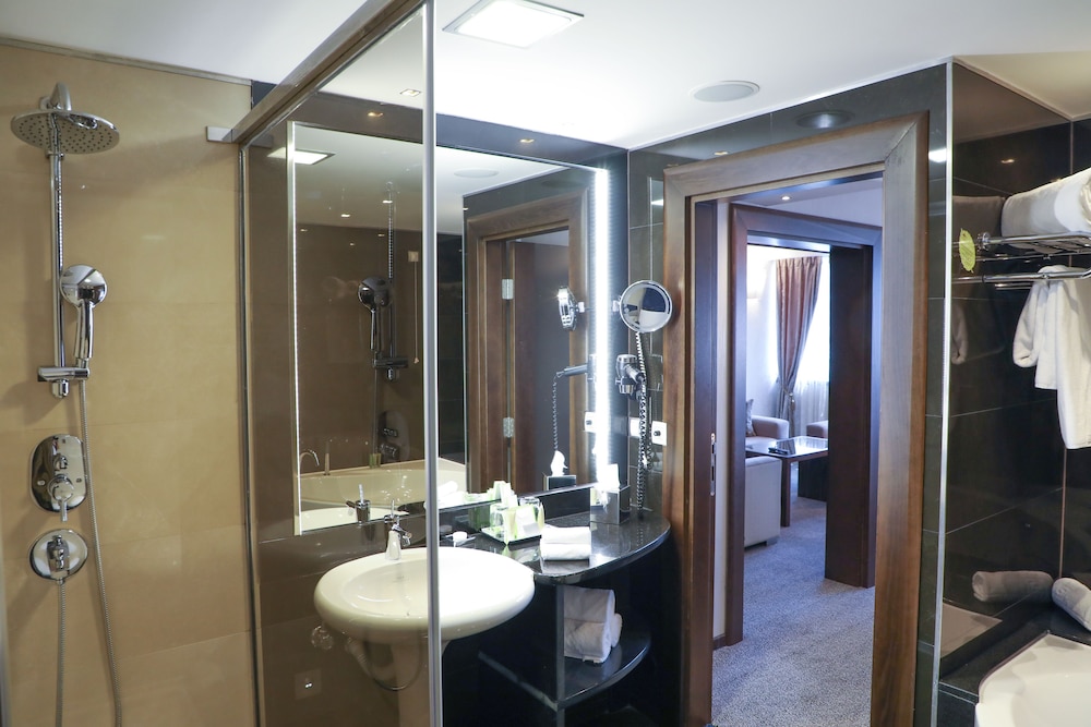 Suite Junior con cama king size y sofá; lado del río, salón independiente; Jacuzzi del hotel Movenpick Sarajevo. Foto 6