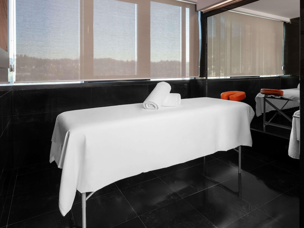 Suite Deluxe con cama king size y sofá, lado del río, salón independiente, jacuzzi, sauna del hotel Movenpick Sarajevo
