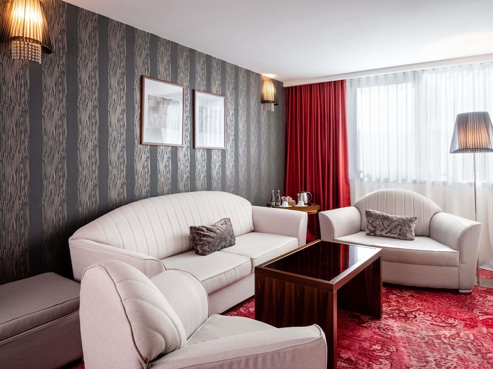 Suite Deluxe con cama king size y sofá, lado del río, salón independiente, jacuzzi, sauna del hotel Movenpick Sarajevo. Foto 2