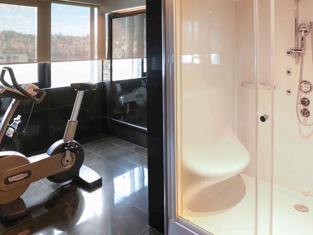 Suite Deluxe con cama king size y sofá, lado del río, salón independiente, jacuzzi, sauna del hotel Movenpick Sarajevo. Foto 3