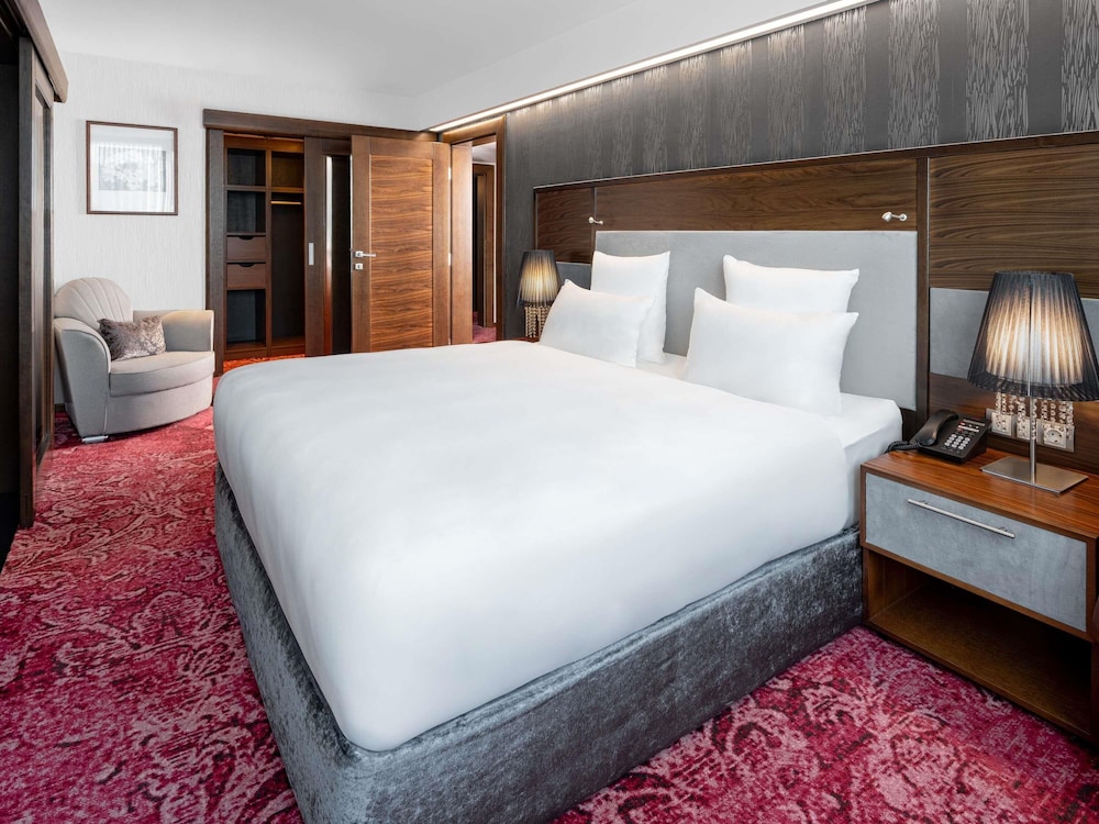 Suite Deluxe con cama king size y sofá, lado del río, salón independiente, jacuzzi, sauna del hotel Movenpick Sarajevo. Foto 4