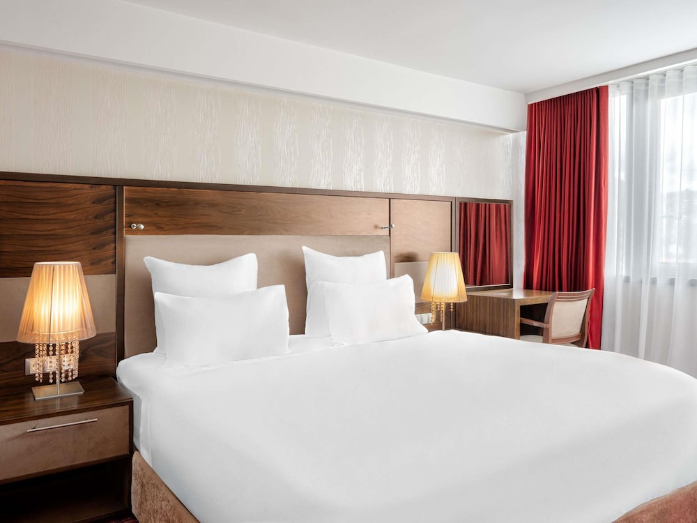 Suite Deluxe con cama king size y sofá, lado del río, salón independiente, jacuzzi, sauna del hotel Movenpick Sarajevo. Foto 5