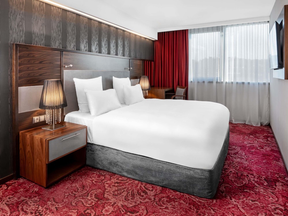 Suite Deluxe con cama king size y sofá, lado del río, salón independiente, jacuzzi, sauna del hotel Movenpick Sarajevo. Foto 6