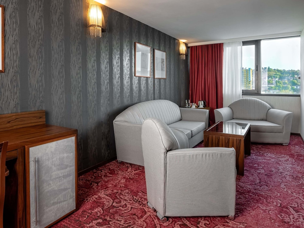 Suite Deluxe con cama king size y sofá, lado del río, salón independiente, jacuzzi, sauna del hotel Movenpick Sarajevo. Foto 7