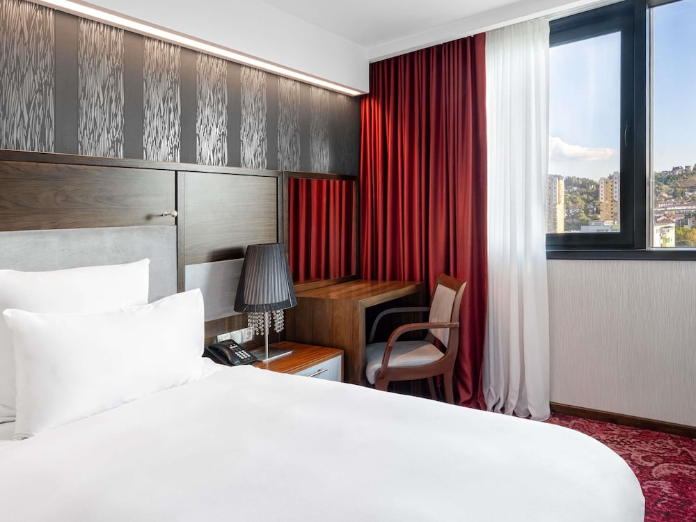 Suite Deluxe con cama king size y sofá, lado del río, salón independiente, jacuzzi, sauna del hotel Movenpick Sarajevo. Foto 8