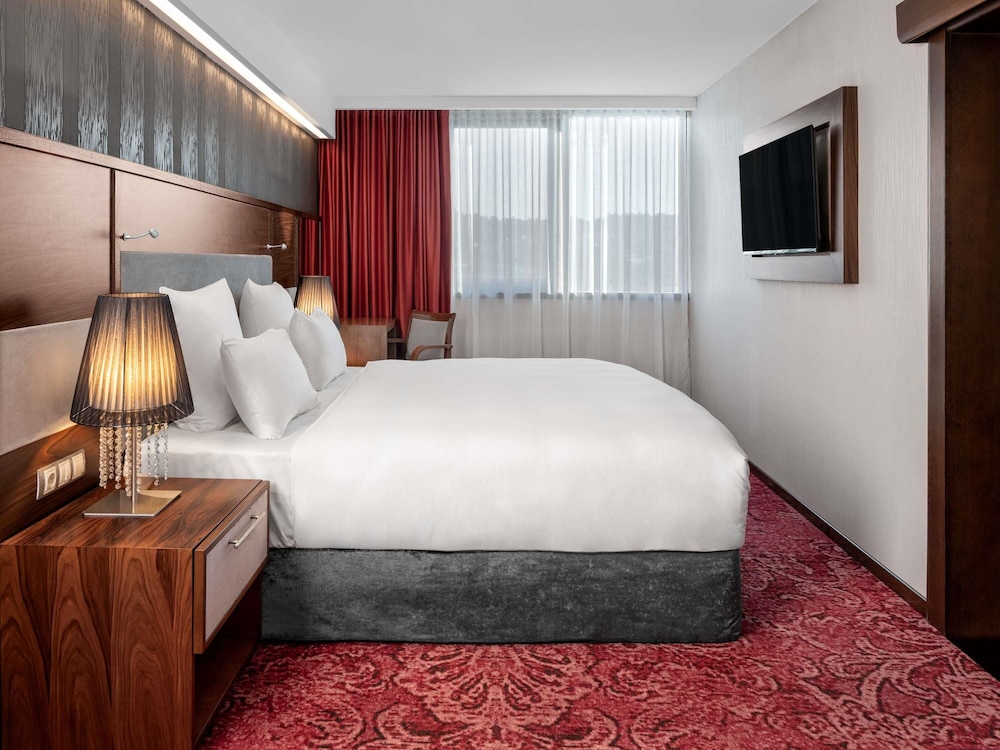 Suite Deluxe con cama king size y sofá, lado del río, salón independiente, jacuzzi, sauna del hotel Movenpick Sarajevo. Foto 9