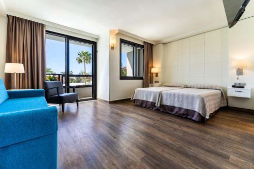 Habitación familiar Vista Piscina Balcón o Terraza Superior Sofá Cama incluido 2 Camas individuales del hotel Spring Bitacora. Foto 3