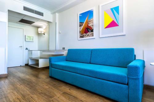 Habitación familiar Balcón o Terraza Sofá Cama incluido 2 Camas individuales del hotel Spring Bitacora. Foto 4