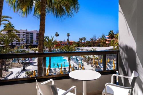 Habitación familiar Vista Piscina Balcón o Terraza 2 Camas individuales 2 sofás camas del hotel Spring Bitacora. Foto 5