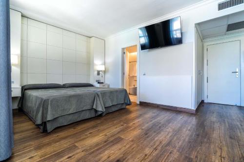 Habitación familiar Balcón o Terraza 2 Camas individuales 2 sofás camas del hotel Spring Bitacora. Foto 2