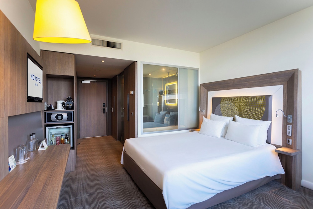 Habitación con vistas a la montaña y sofá - cama del hotel Novotel Sofia. Foto 3
