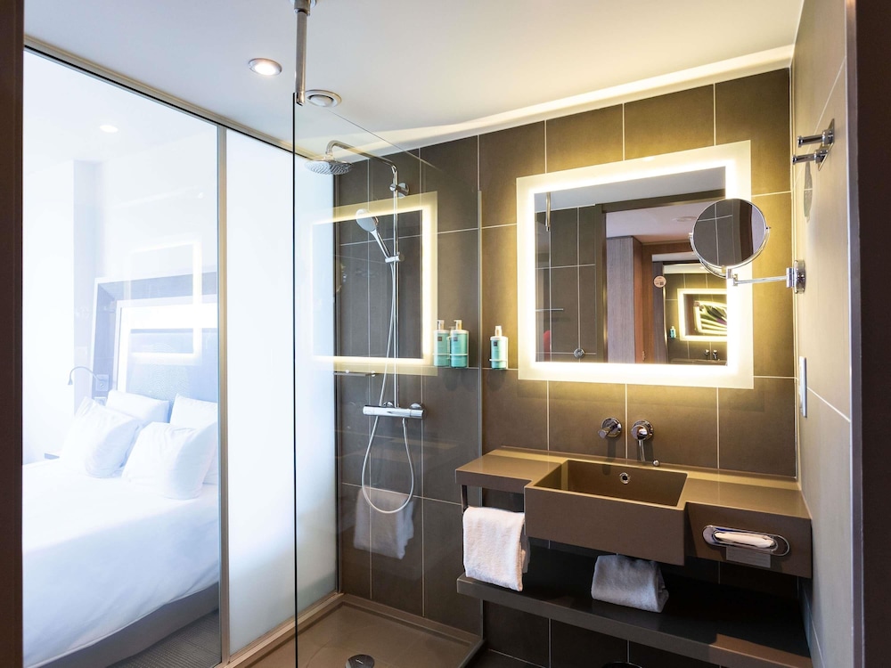 Habitación con vistas a la montaña y sofá - cama del hotel Novotel Sofia. Foto 4