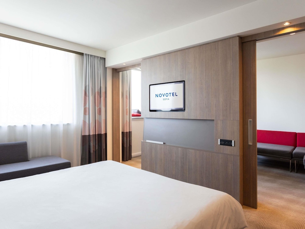 Suite, 1 cama doble con sofá cama del hotel Novotel Sofia. Foto 3
