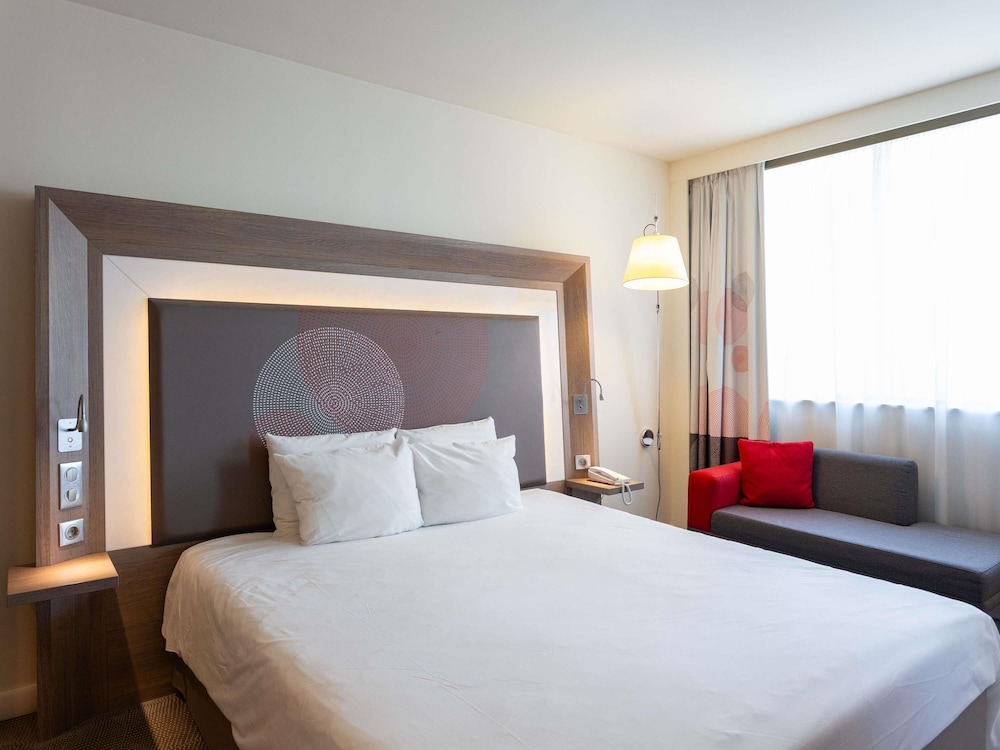 Suite, 1 cama doble con sofá cama del hotel Novotel Sofia. Foto 5