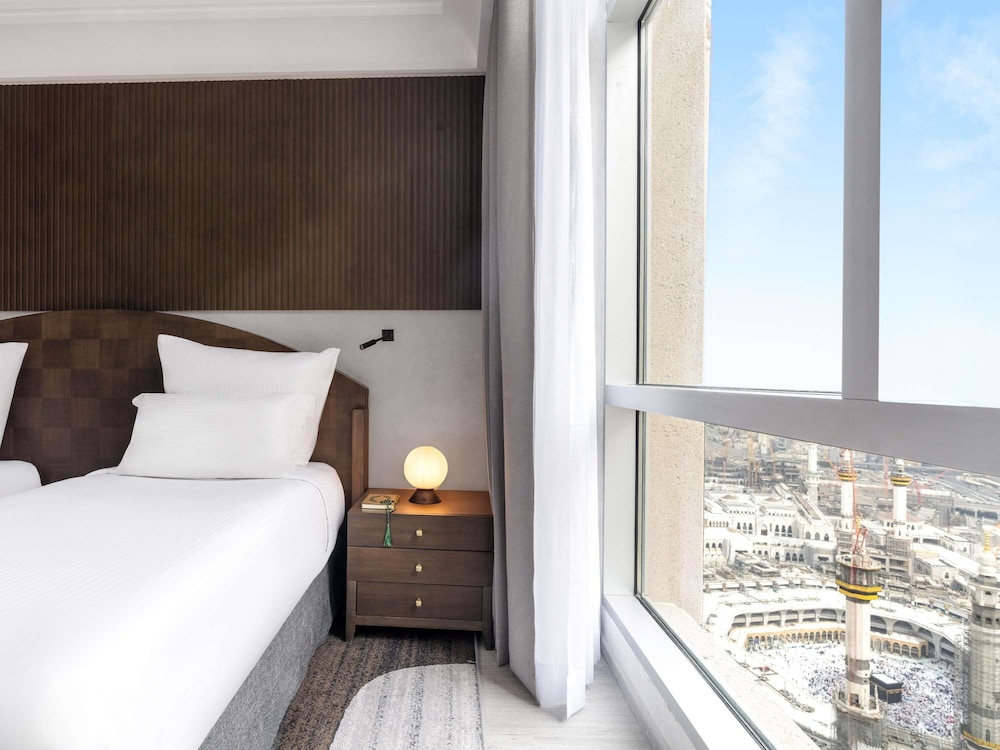 Deluxe Executive Suite, 1 King Size Bed, 2 Single Size Beds, Partial Kaaba View del hotel Pullman Zamzam Makkah. Foto 3