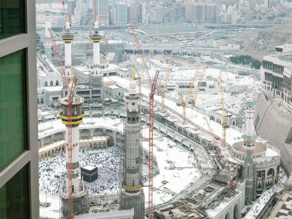 Deluxe Executive Suite, 1 King Size Bed, 2 Single Size Beds, Partial Kaaba View del hotel Pullman Zamzam Makkah. Foto 4