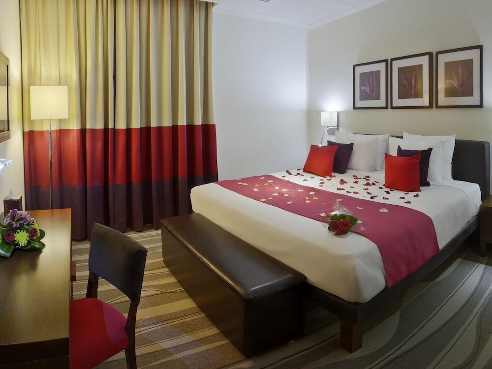 Habitación Deluxe, 1 cama de matrimonio grande del hotel Novotel Suites Riyadh Olaya. Foto 5