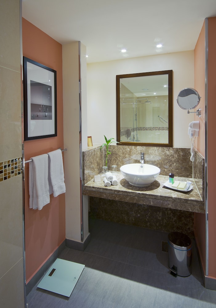Habitación superior, 1 cama de matrimonio grande del hotel Novotel Suites Riyadh Olaya. Foto 6