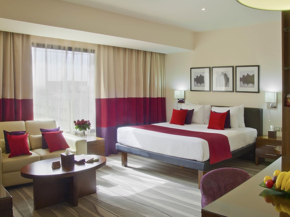 Suite junior, 1 cama de matrimonio grande del hotel Novotel Suites Riyadh Olaya