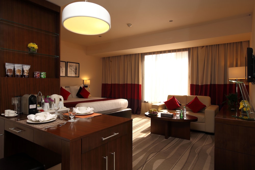 Suite junior, 1 cama de matrimonio grande del hotel Novotel Suites Riyadh Olaya. Foto 2