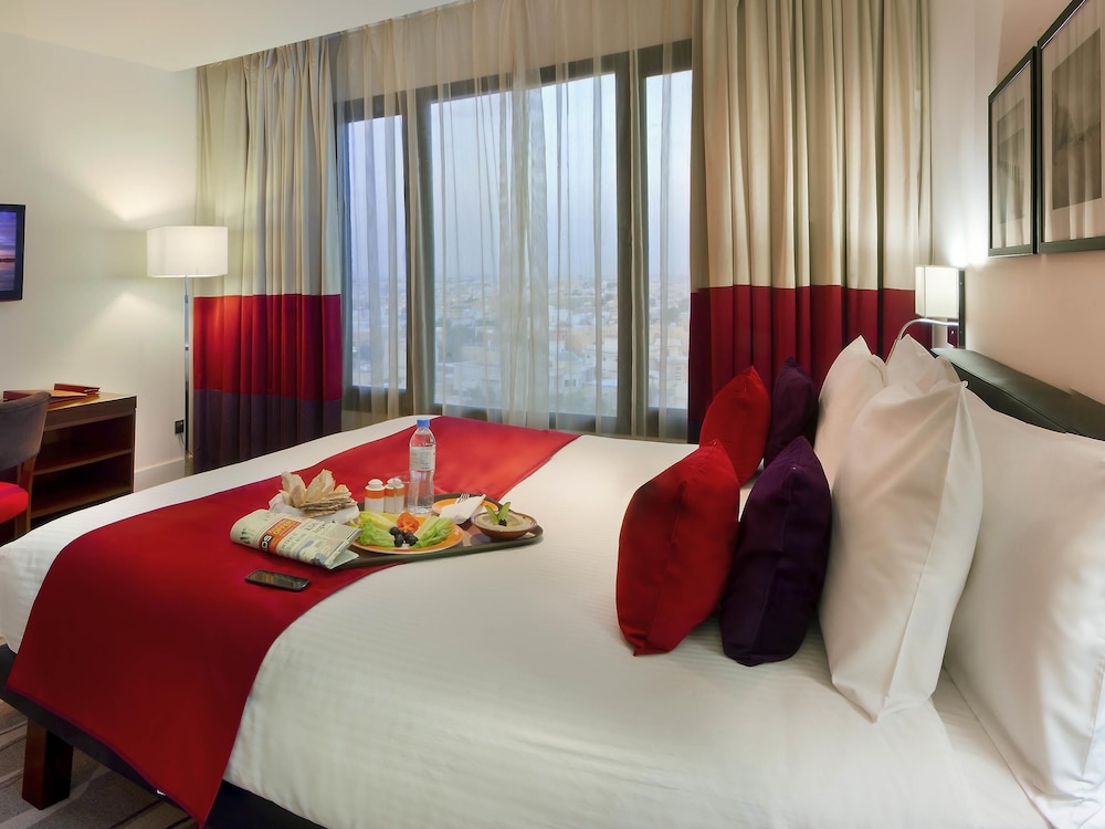 Suite junior, 1 cama de matrimonio grande del hotel Novotel Suites Riyadh Olaya. Foto 5