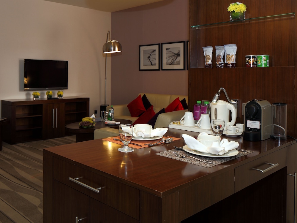 Suite junior, 1 cama de matrimonio grande del hotel Novotel Suites Riyadh Olaya. Foto 6