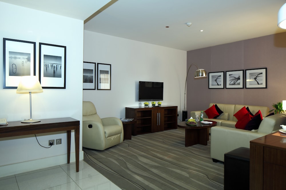 Suite junior, 1 cama de matrimonio grande del hotel Novotel Suites Riyadh Olaya. Foto 7