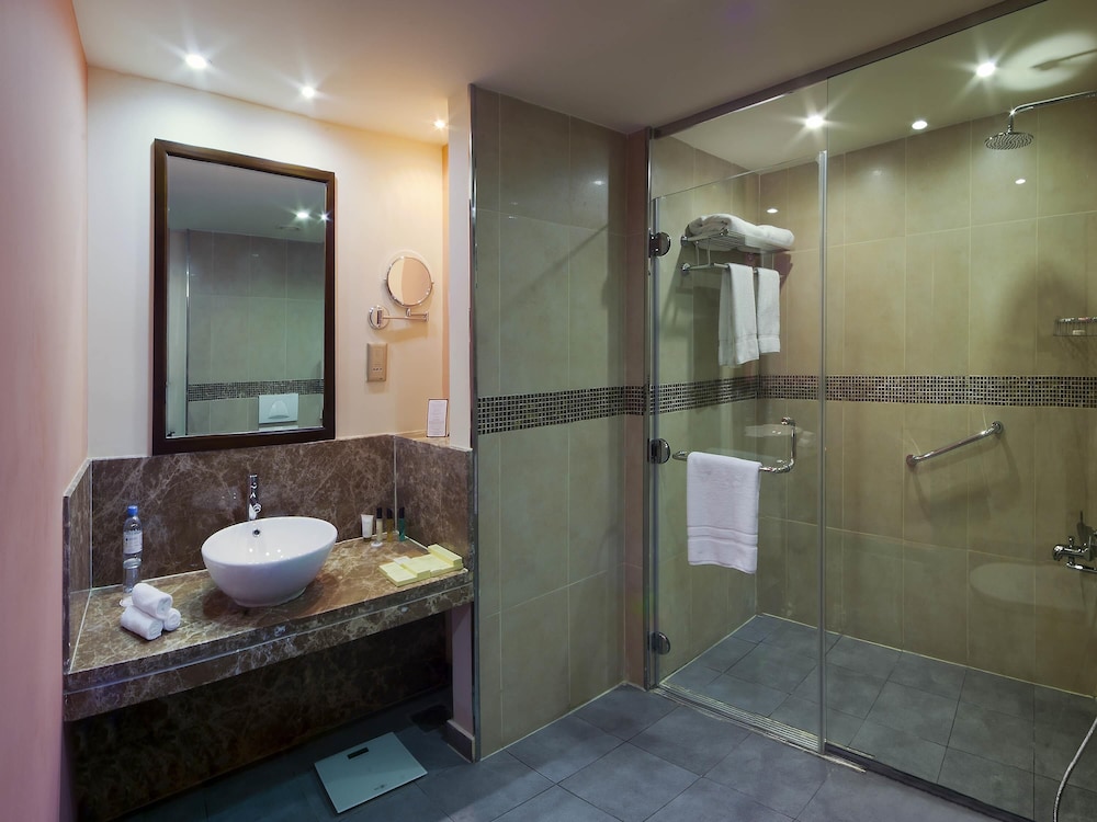 Habitación superior, 2 camas dobles del hotel Novotel Suites Riyadh Olaya. Foto 4