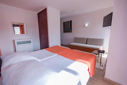 Estudio con vistas a la piscina del hotel Servatur Caribe. Foto 1