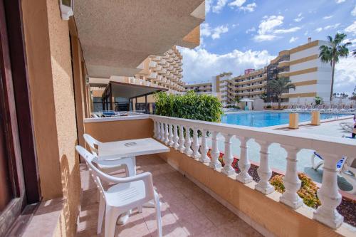 Estudio con vistas a la piscina del hotel Servatur Caribe. Foto 6