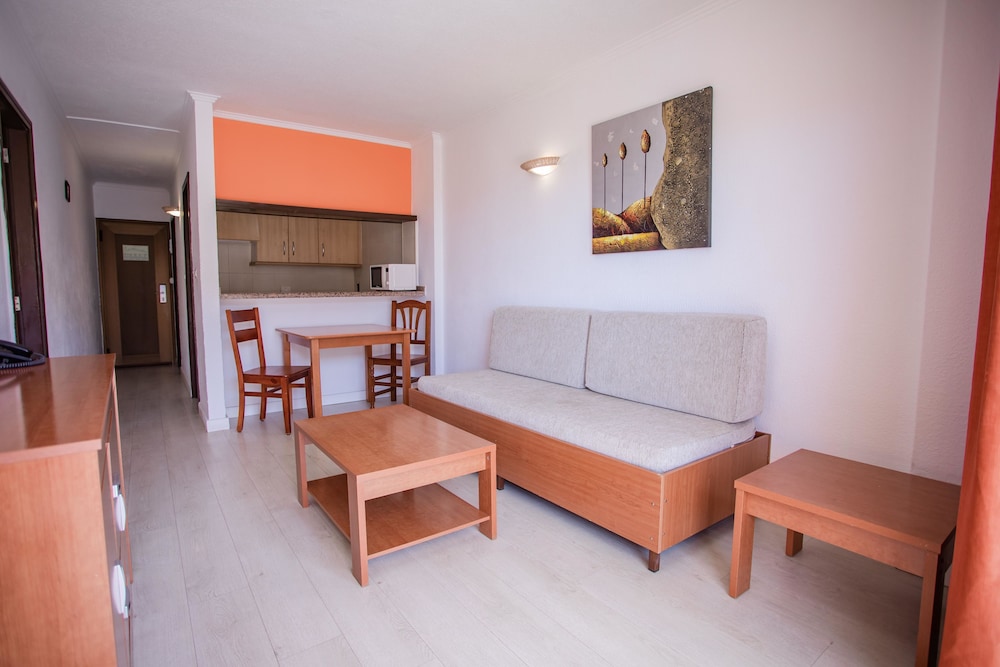 Apartamento Vista Mar Balcón o Terraza 1 habitación Sofá Cama incluido 2 Camas individuales kitchenette del hotel Servatur Caribe. Foto 4