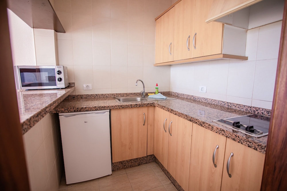 Apartamento Vista Mar Balcón o Terraza 1 habitación Premium Sofá Cama incluido 2 Camas individuales kitchenette del hotel Servatur Caribe. Foto 6