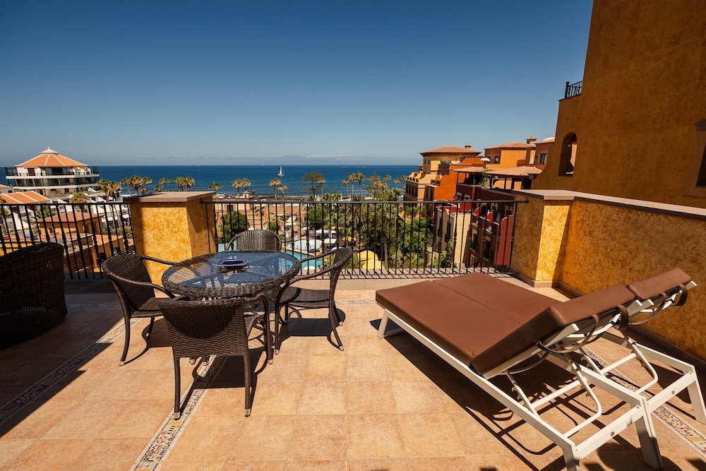 Suite, vistas al mar del hotel Europe Villa Cortes. Foto 3