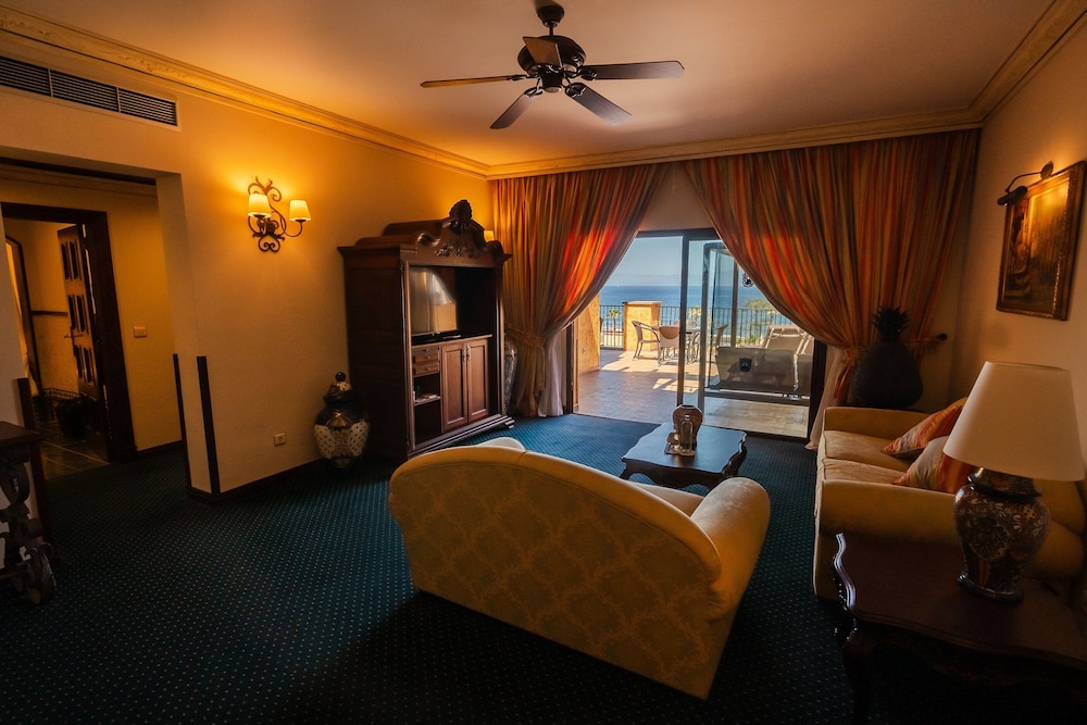 Suite, vistas al mar del hotel Europe Villa Cortes. Foto 5