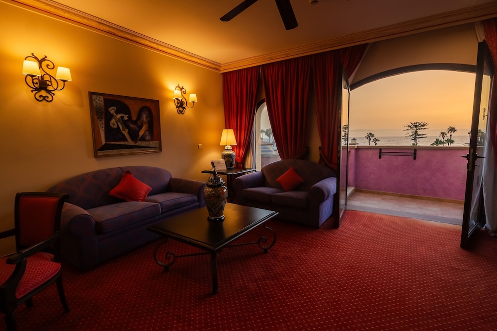 Suite, vistas al mar del hotel Europe Villa Cortes. Foto 10