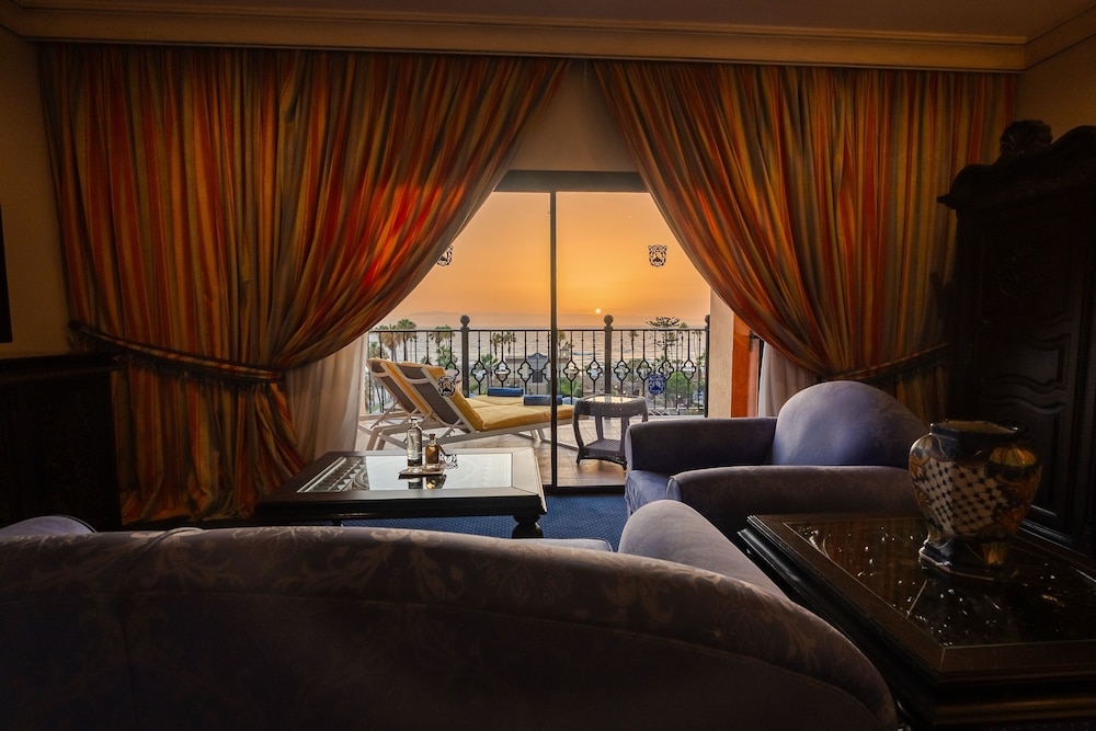 Suite junior, vistas al mar del hotel Europe Villa Cortes