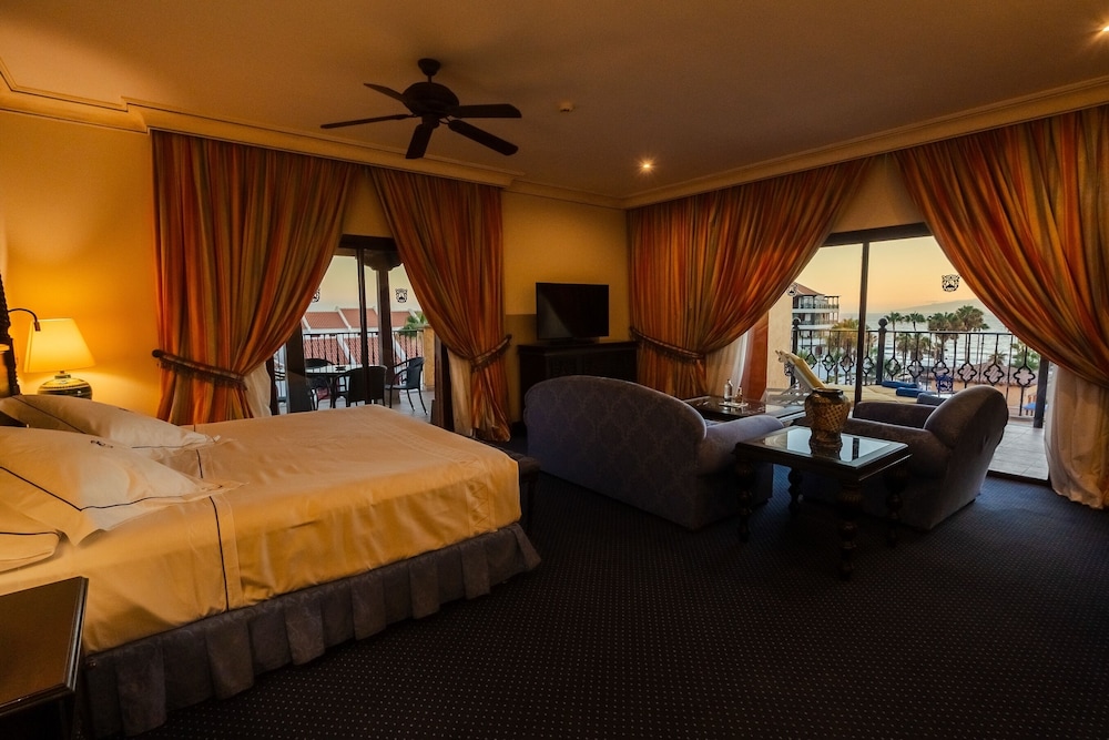 Suite junior, vistas al mar del hotel Europe Villa Cortes. Foto 4
