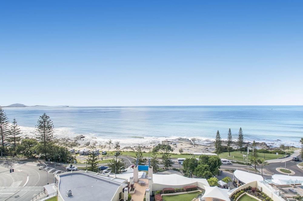 1 dormitorio con vistas al océano del hotel Mantra Mooloolaba Beach. Foto 6
