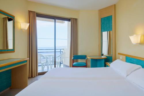 Habitación Estándar con vistas laterales al mar del hotel Sol Tenerife. Foto 13