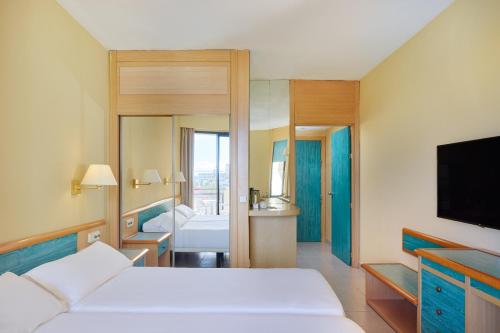 Habitación Estándar con vistas laterales al mar del hotel Sol Tenerife. Foto 1