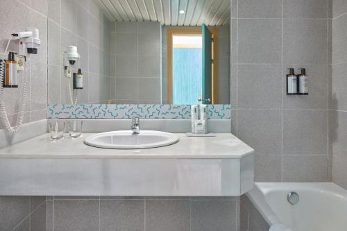 Habitación Estándar con vistas laterales al mar del hotel Sol Tenerife. Foto 1