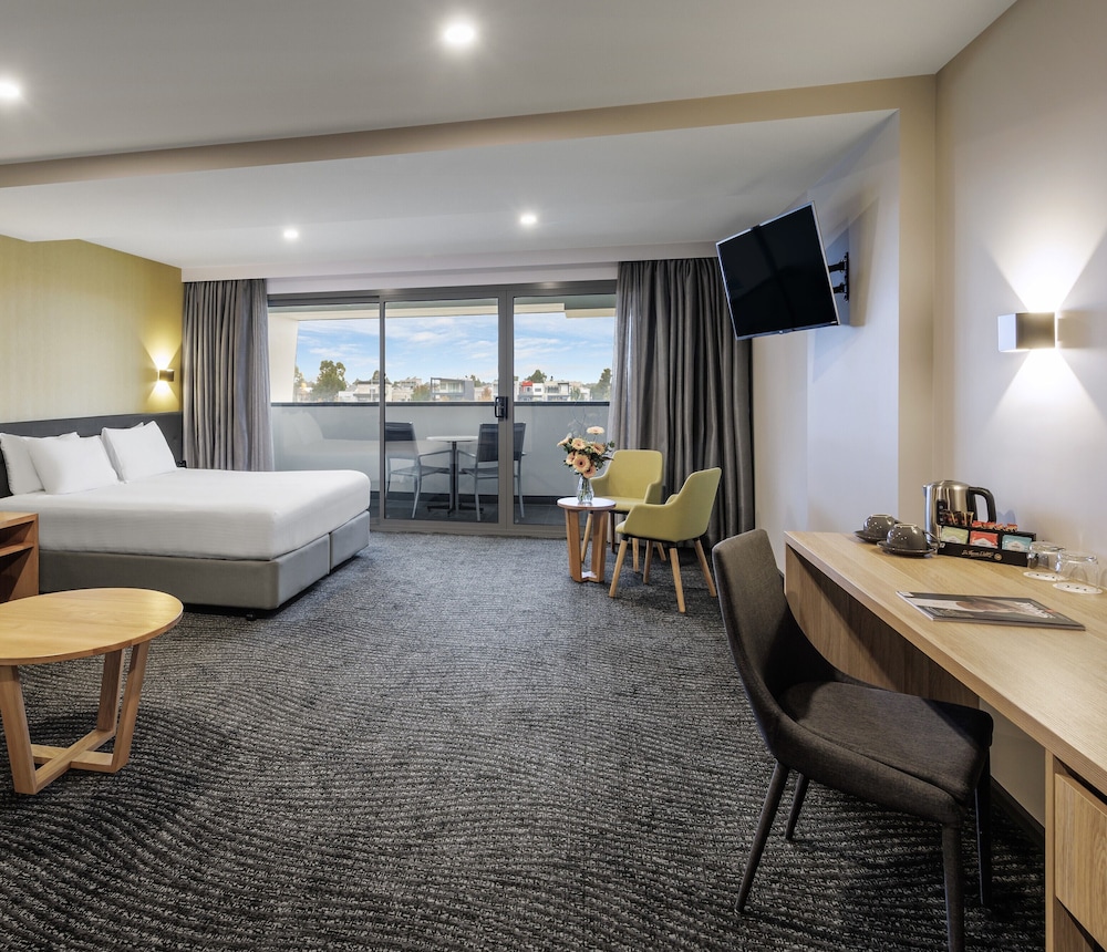 Superior King con Balcón del hotel Mercure Melbourne Caroline Springs. Foto 1
