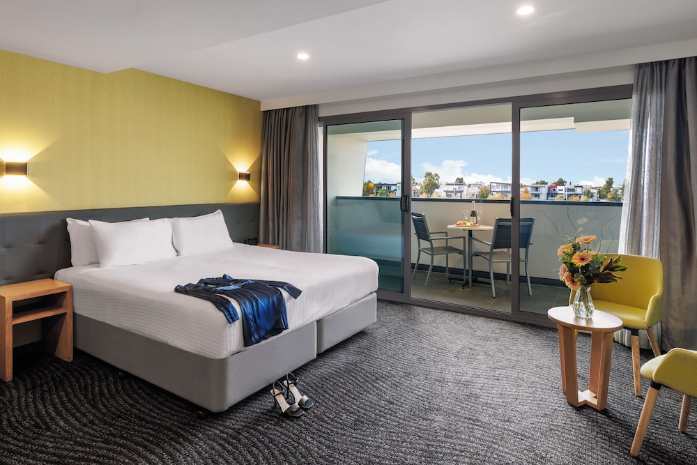 Superior King con Balcón del hotel Mercure Melbourne Caroline Springs. Foto 2