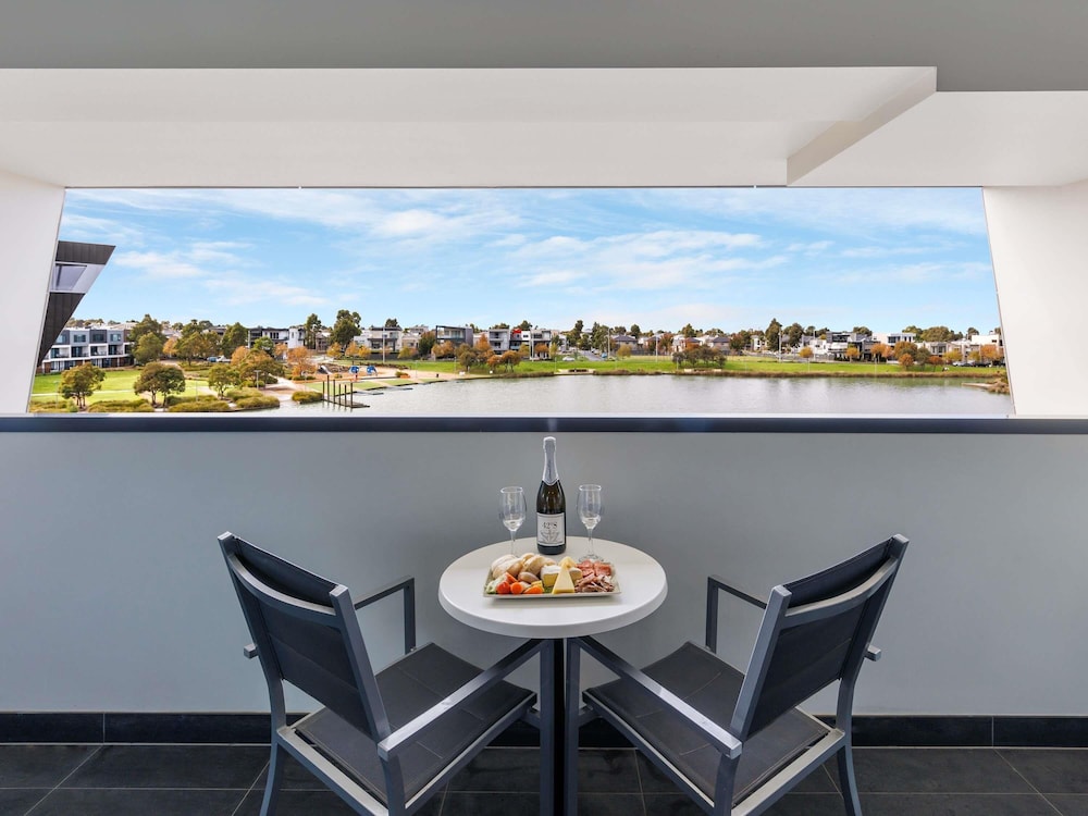 Superior King con Balcón del hotel Mercure Melbourne Caroline Springs. Foto 3