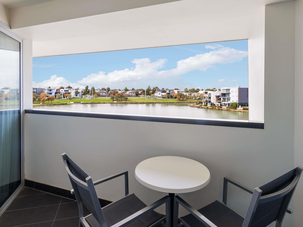 Suite Privilege Esquina con Cama King del hotel Mercure Melbourne Caroline Springs. Foto 3