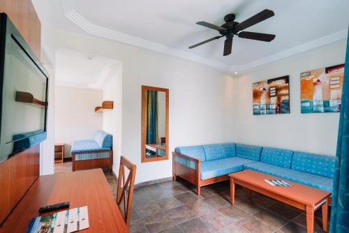 Habitación familiar Vista ciudad 2 Camas individuales 2 sofás camas del hotel Park Club Europe. Foto 3