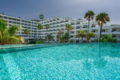 Habitación doble Vista Piscina Balcón o Terraza 1 Cama Individual del hotel Spring Vulcano. Foto 10