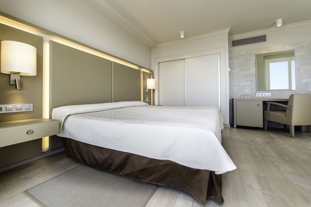 Habitación doble de uso individual, balcón, vistas a la piscina del hotel Spring Vulcano. Foto 2